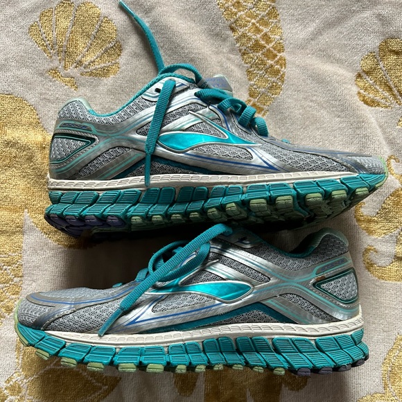 Women’s Brooks GTS 16 edition / Size 6 - Picture 2 of 7